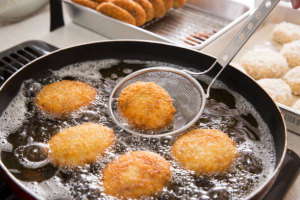 Biggest Mistakes Everyone Makes When Frying Food