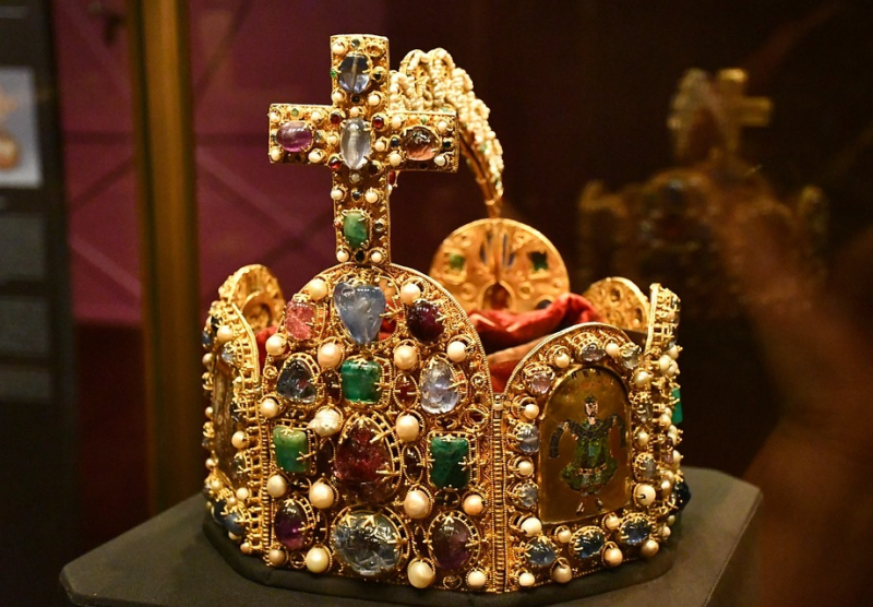 Top 3 Most Expensive Crown Jewels - Toplist.info