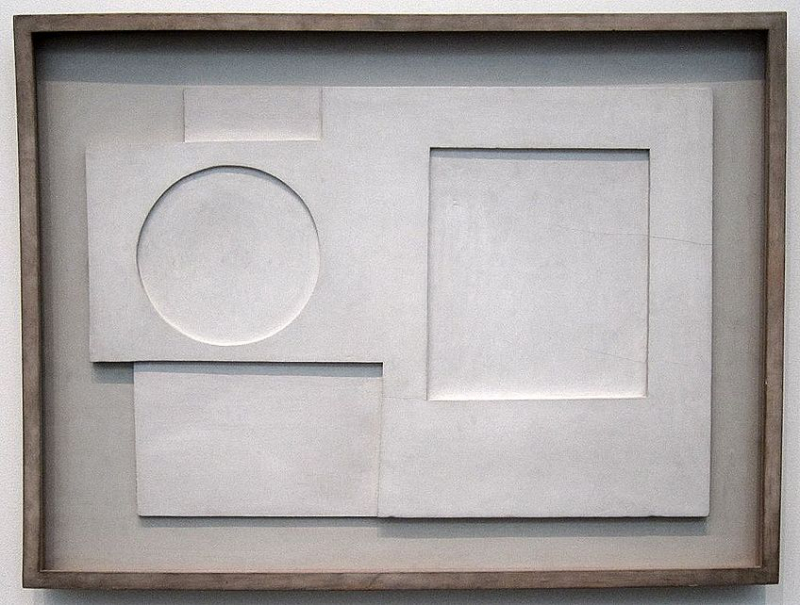 1934 (relief) oil paint on wood sculpture by Ben Nicholson, 1934, Tate Modern; sculpture: en:Ben Nicholson (d 1982); photo: Wmpearl, CC0, via Wikimedia Commons