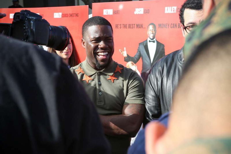 Photo on Nara: https://nara.getarchive.net/media/comedian-kevin-hart-is-interviewed-by-various-media-256e7f