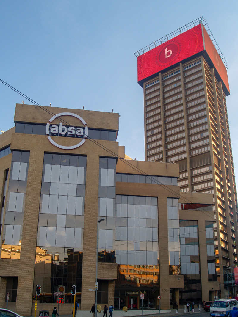 ABSA bank - Photo by Wikimedia Commons (https://commons.wikimedia.org/wiki/File:Standard_Bank,_Praca_25_de_Junho,_Maputo.jpg)