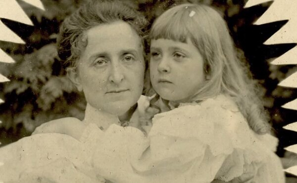 Agatha Christie's mother with her - Photo: https://i.pinimg.com/