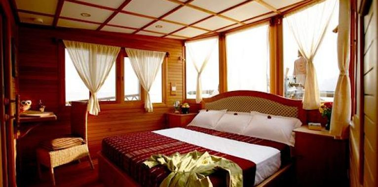 The spacious cabins with en suite bathrooms and air conditioning - Mekongboat