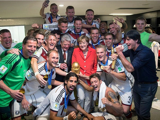 Photo: CafeF - Image of Mrs. Merkel with the football team