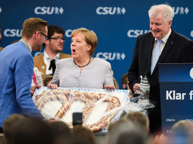 Photo: CafeF - Mrs. Merkel and her husband