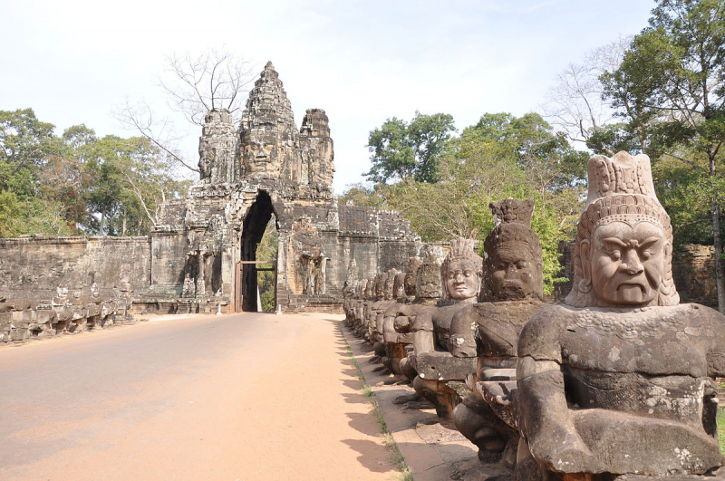 Screenshot of ﻿https://commons.wikimedia.org/wiki/File:Angkor_Thom_southern_gate_%286208399744%29.jpg