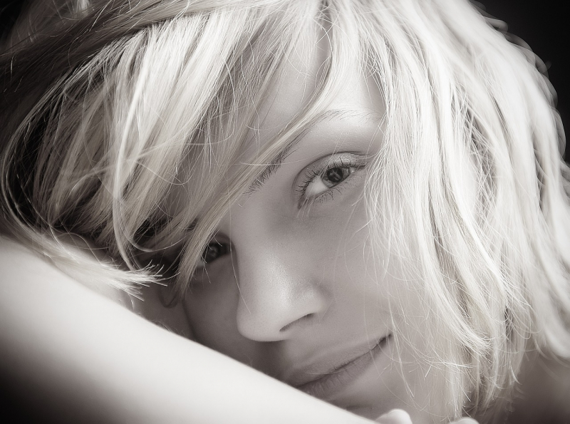 Photo on Pixabay: https://pixabay.com/photos/fashion-blond-portrait-young-woman-3147497/