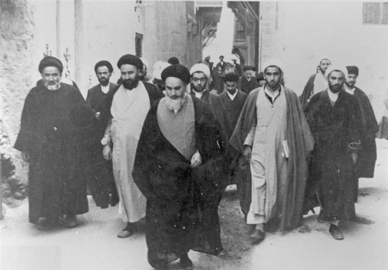 Ayatollah Khomeini in Najaf during exile - Photo: en.imam-khomeini.ir