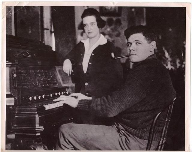 Photo: https://commons.wikimedia.org/wiki/File:1915_Babe_Ruth_and_Helen_Woodford.jpg