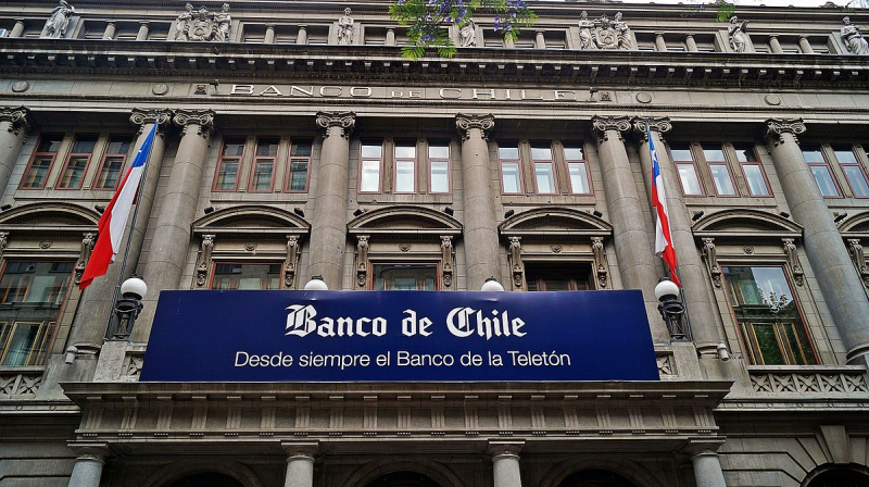 Photo on Wikimedia Commons (https://commons.wikimedia.org/wiki/File:Matriz_Banco_de_Chile_con_Telet%C3%B3n.JPG)