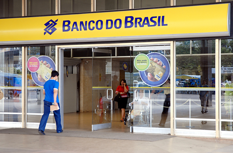 Photo on Wikimedia Commons (https://upload.wikimedia.org/wikipedia/commons/e/e2/Bancodobrasil2006.jpg)