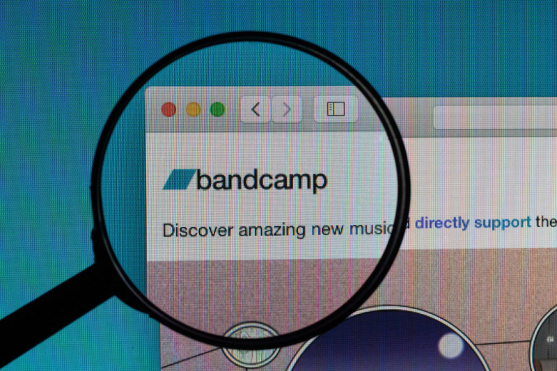 Photo of https://ccnull.de/foto/bandcamp-logo-under-magnifying-glass/1008483
