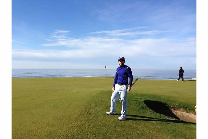 https://commons.wikimedia.org/wiki/File:Golfer_on_the_16th_green_at_Bandon_Dunes.jpg