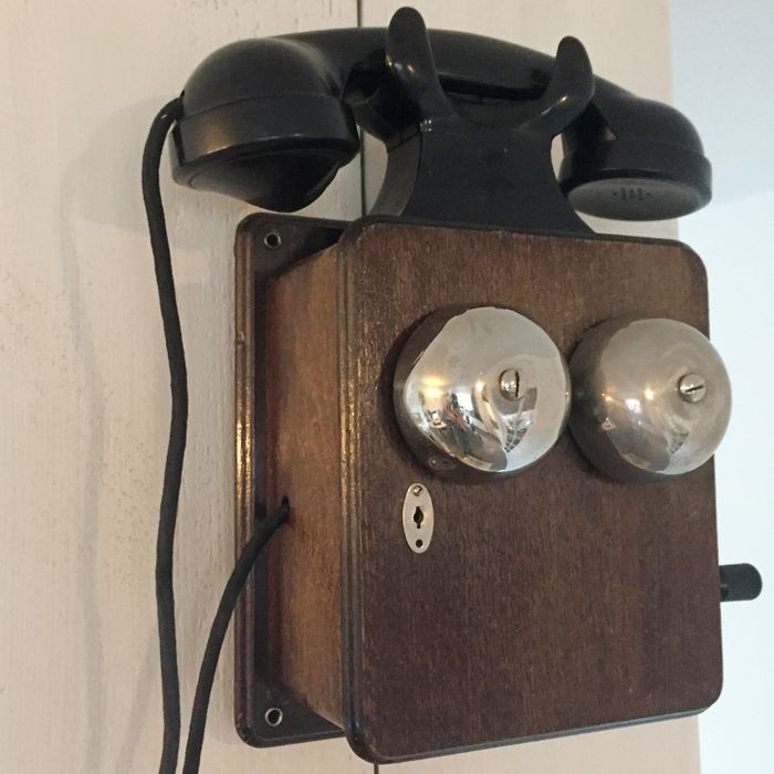 Photo:  Catawiki - Bell Telephone Company Vintage wall phone