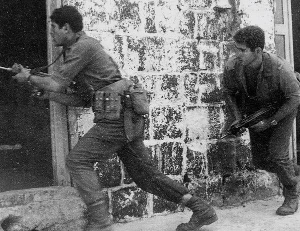 Photo: Netanyahu (right) during a training session as a member of the Sayeret Matkal commando unit of the Israeli Army - nld.com.vn