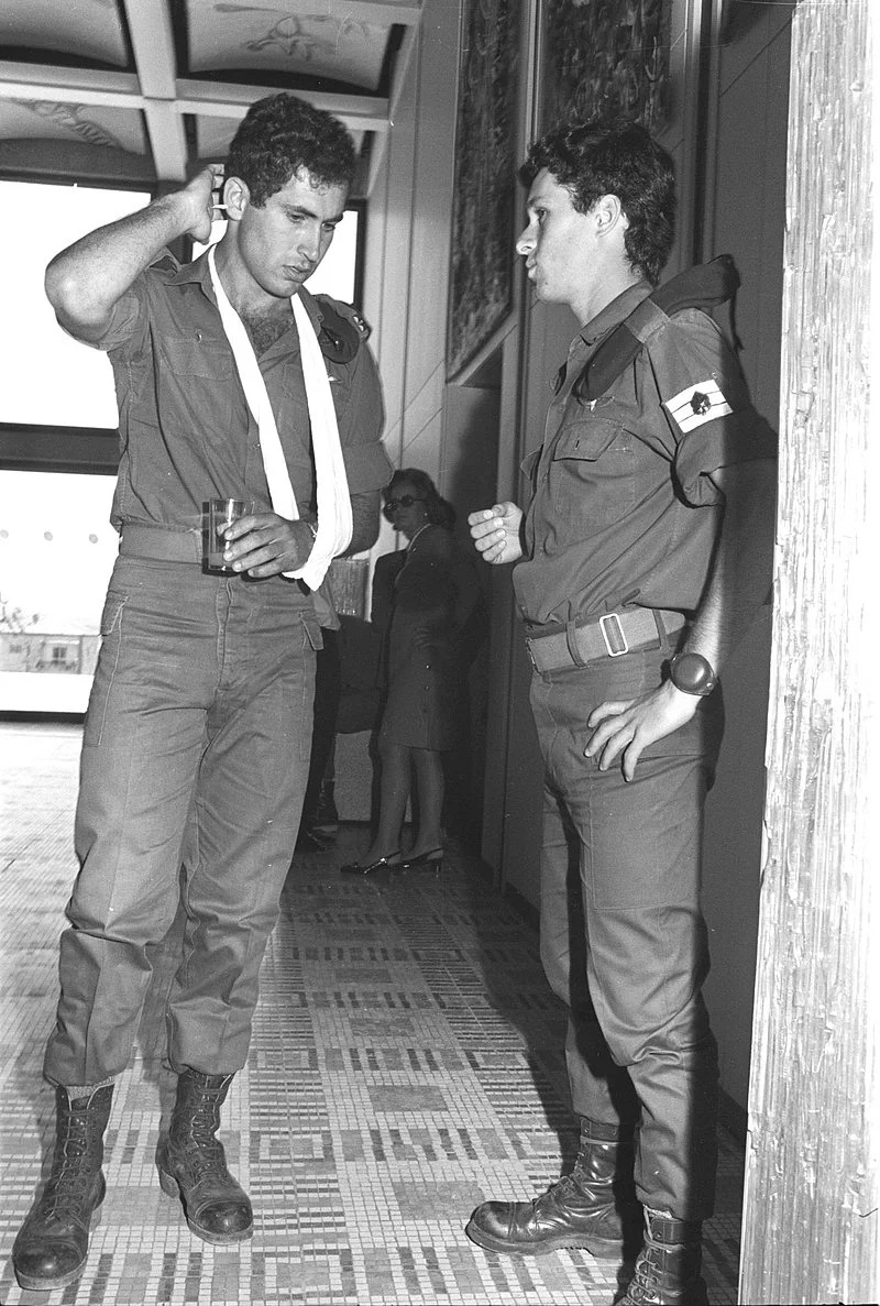 Photo: Israeli PM Benjamin Netanyahu (left) pictured here during his military service, 1972 - reddit.com