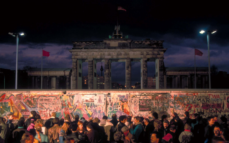Photo on Wallpapers.com https://wallpapers.com/wallpapers/the-fall-of-berlin-wall-in-1989-rrwpc3hvenskzutl.html