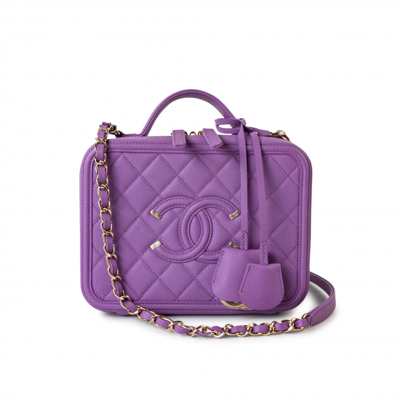 Screenshot of https://www.redeluxe.com/products/20c-purple-caviar-quilted-cc-medium-filigree-vanity-case