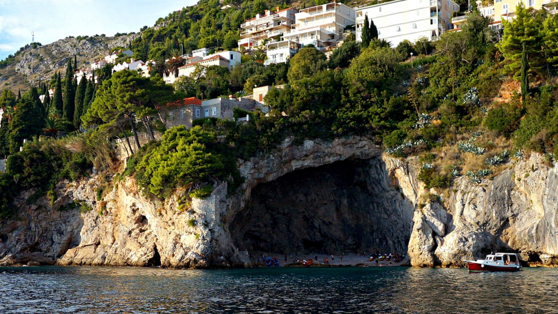 Betina Cave Beach. Photo: oddviser.com