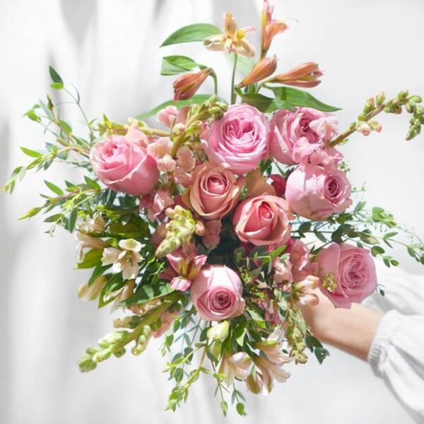 Photo: https://www.bloomandwild.com/send-flowers/send/the-nadia-ht/1493