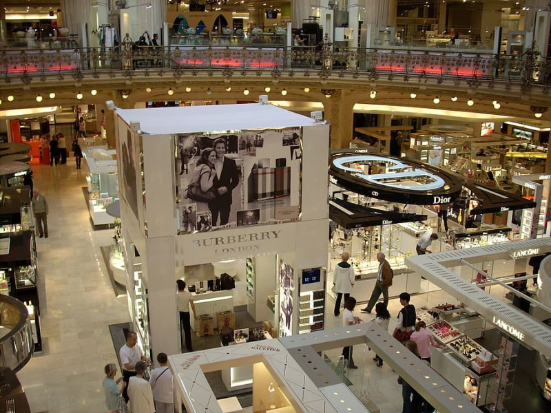 Photo on  Wallpaper Flare (https://www.wallpaperflare.com/view-of-burberry-store-with-lots-of-people-passing-by-magasin-de-lafayette-wallpaper-zkufd)