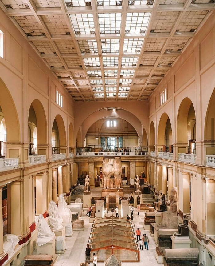 The first floor of the museum with two giant statues of Pharaoh and Queen. Photo: luhanhvietnam