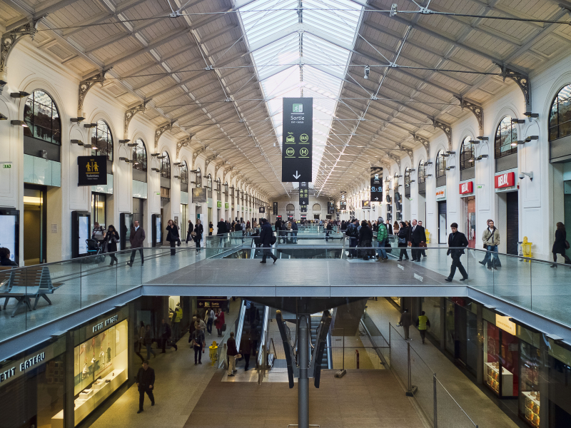 Photo on Wikimedia Commons (https://commons.wikimedia.org/wiki/File:Gare_Saint_Lazare_-_Renovation_-_Hall.jpg)