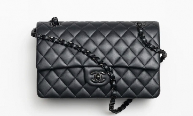 Screenshot on https://www.chanel.com/us/fashion/p/A01112B1363994305/classic-handbag-pearly-lambskin-black-tone-metal/