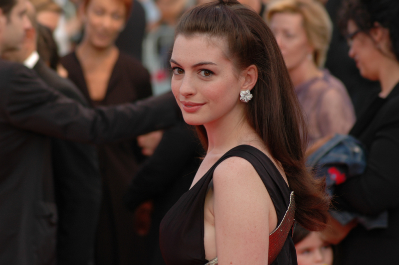 :Photo on Wiki: https://commons.wikimedia.org/wiki/File:Anne_Hathaway_at_the_2007_Deauville_American_Film_Festival-01.jpg