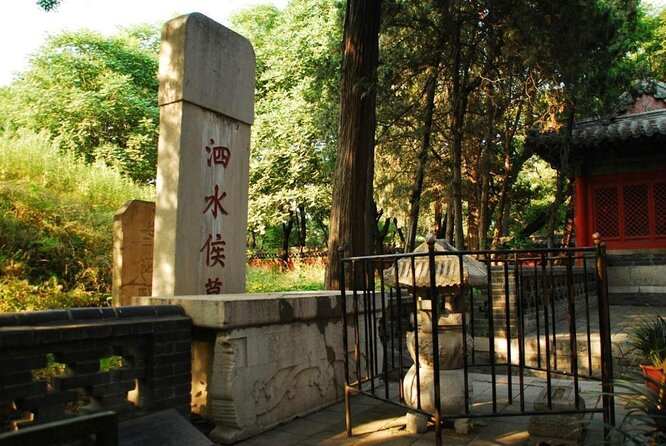 Photo: Confucius Cemetery - viator