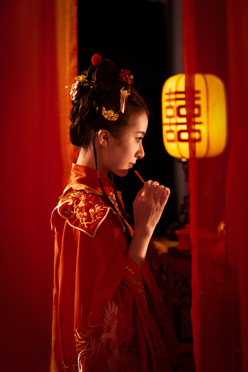 Photo by 木莲 杨: https://www.pexels.com/photo/woman-in-traditional-clothing-standing-near-lantern-16762911/