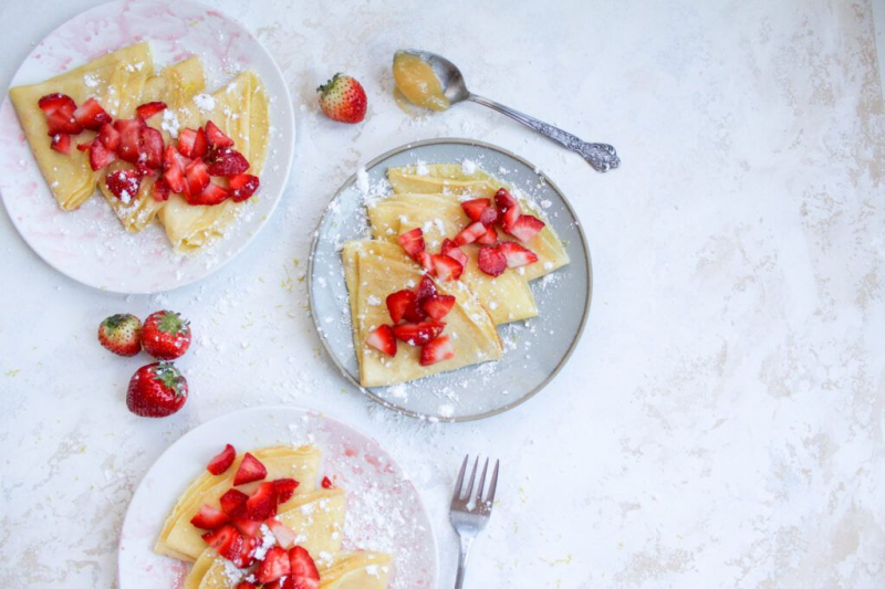 Crepes with Strawberries and Lemon Curd