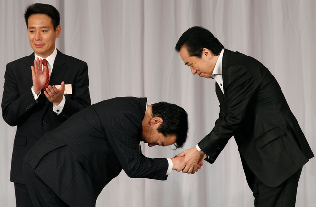 The image of bowing your head when communicating to show respect is a characteristic of Korean culture