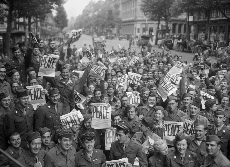 Allied military soldiers in Paris celebrated Victory Over Japan Day on August 15, 1945 - Photo: mlpp.pressbooks.pub