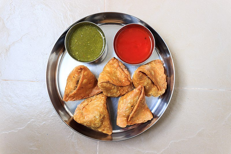 Screenshot of https://commons.wikimedia.org/wiki/File:Indian_snack_called_samosa_served_with_sweet_%26_sour_ketchup_and_spicy_chilly_chutney.JPG