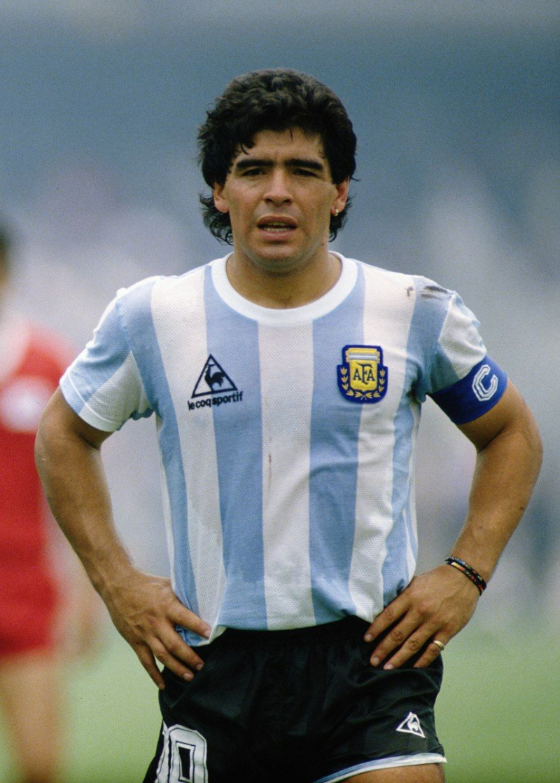 Maradona's tactical vision, passing, control and dribbling combined with his small stature, gave him a low center of gravity - Pinterest