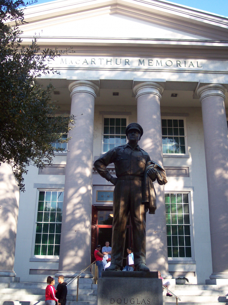 The Douglas MacArthur Memorial -vi.m.wikipedia.org