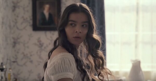 Emily as Emily Dickinson in the movie Dickinson - Photo: http://www.lesbian-interest.eu/