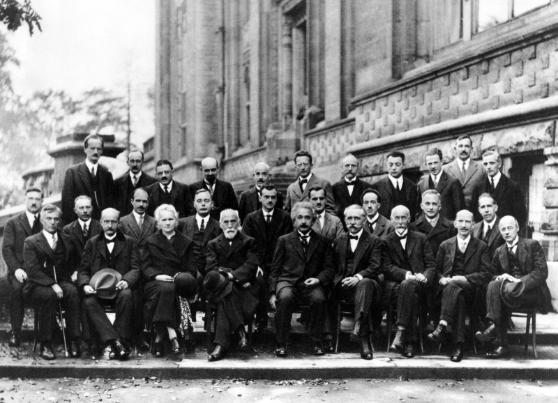 Photo: Erwin Schrödinger (top row, 6th from left) and other scientists at the Solvay Conference in 1927, linkedin.com