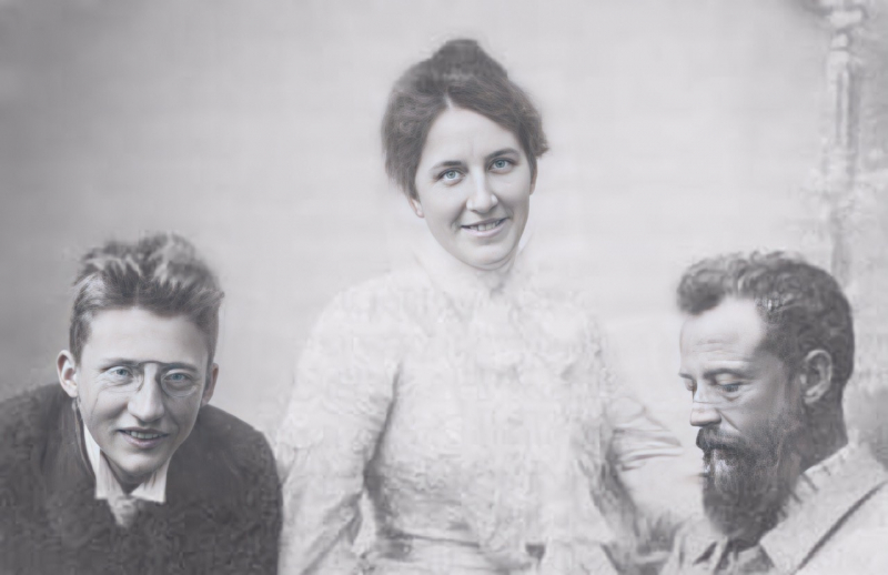 Photo: Erwin Schrödinger (left) with his parents, sutori.com