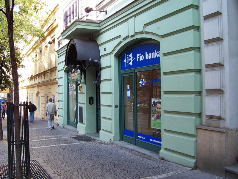 Photo by ŠJů on Wikimedia Commons (https://commons.wikimedia.org/wiki/File:Praha,_Je%C4%8Dn%C3%A1,_Fio_banka.jpg)