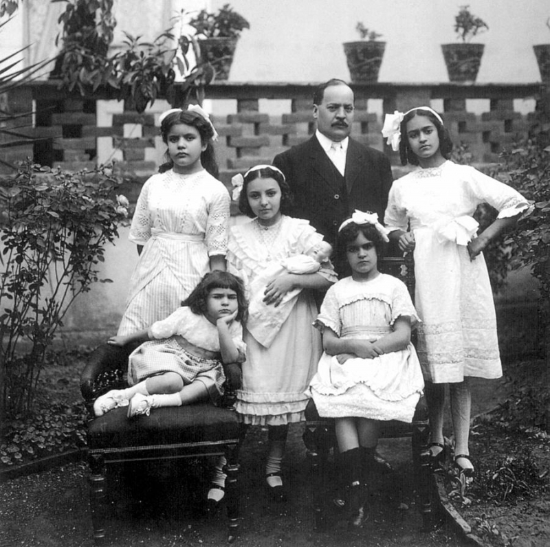 Frida Kahlo and her family -- www.aruma.com.au