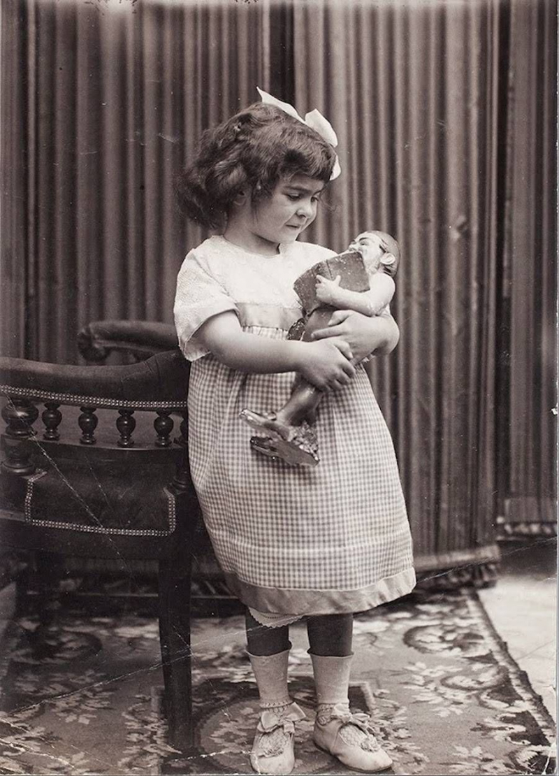 Frida at age 2 in 1909 -- www.aruma.com.au