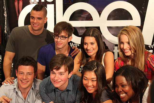 Photo on Wiki: https://commons.wikimedia.org/wiki/File:Glee_cast.jpg