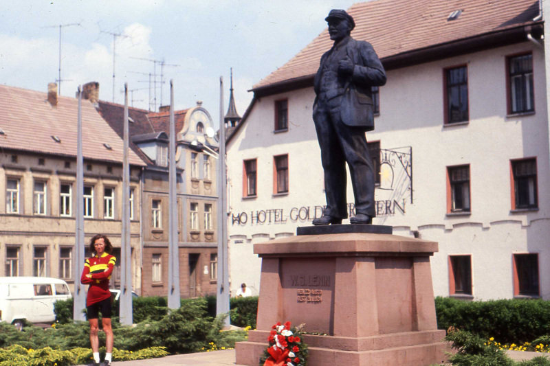 Photo on Wiki: https://commons.wikimedia.org/wiki/File:Goodbye_Lenin,_HO_Hotel_Goldener_Stern,_Lutherstadt_Eisleben,DDR,_May_1990_%283422227948%29.jpg