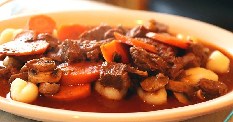 Screenshot of https://commons.wikimedia.org/wiki/File:Goulash_~_Savory_beef_stew_with_mushrooms_and_carrots_%2844301070064%29.jpg