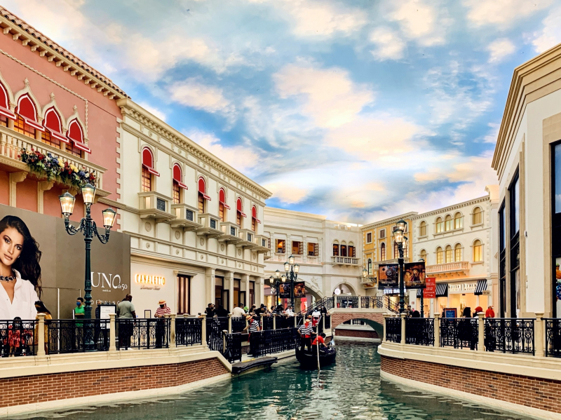 Photo on Wikimedia Commons (https://commons.wikimedia.org/wiki/File:The_Grand_Canal_Shoppes_-_Venetian.jpg)