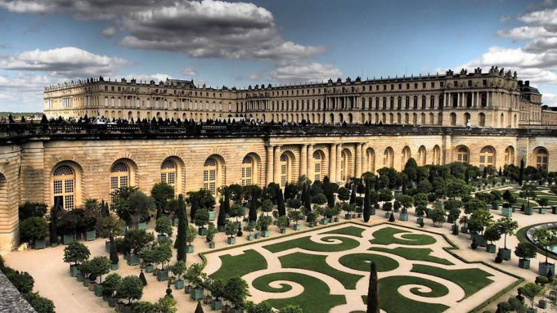 The Palace of Versailles was the heart of the Royal Court during Louis XIV’s reign - Photo: https://www.discoverwalks.com/