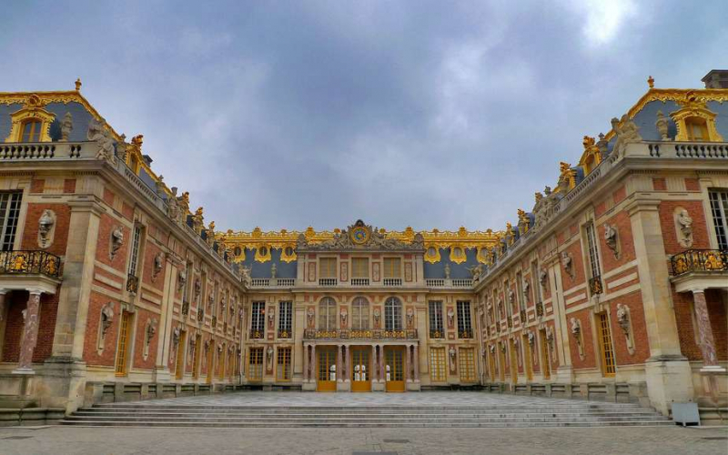 Versailles central wing is what remains of Louis XIII’s hunting pavilion - Photo: https://www.discoverwalks.com/