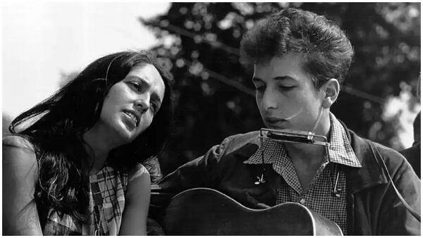 Bob Dylan on His Love for Joan Baez - Photo: https://heavy.com/